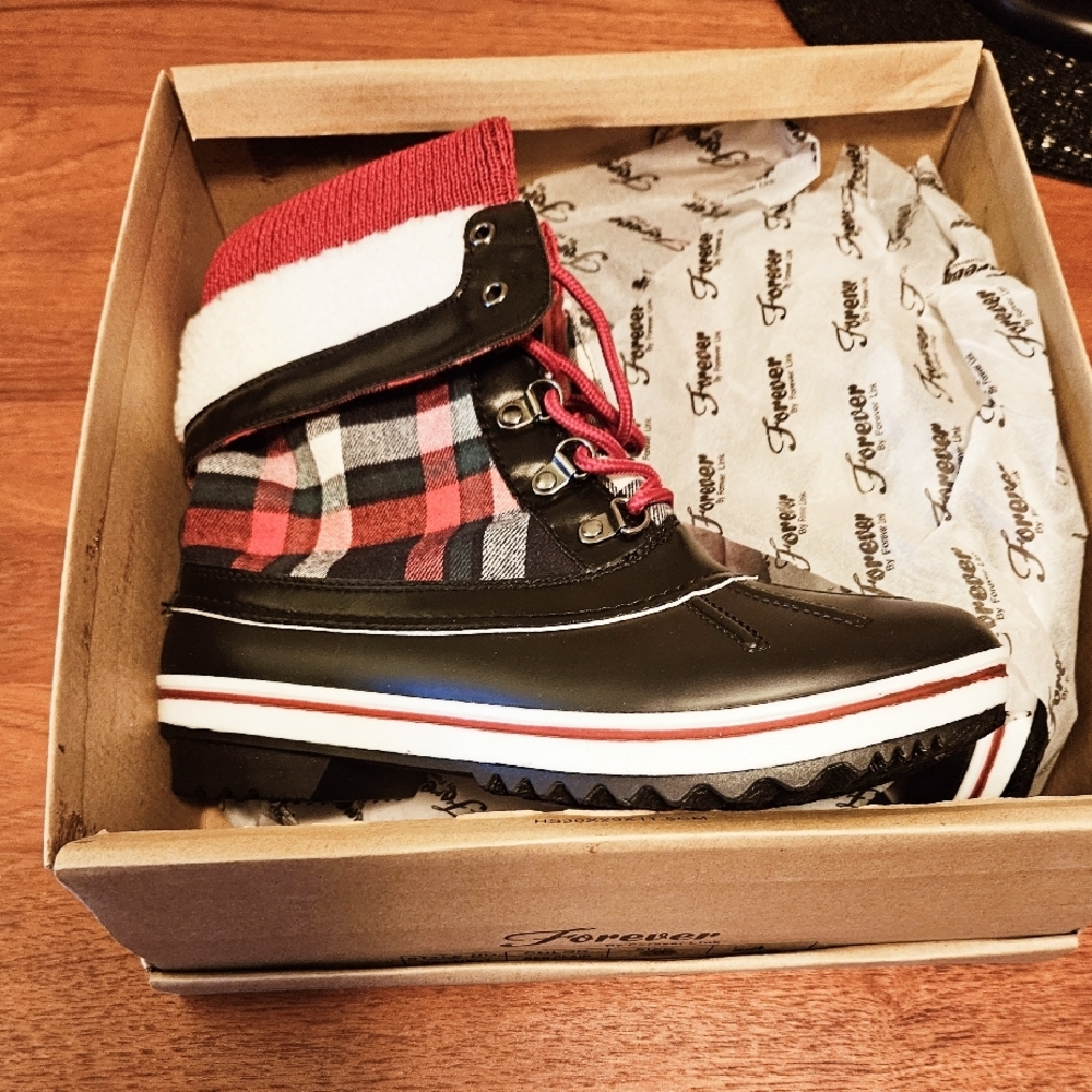 NEW lace up Red/Black Plaid Duck Boots by Forever Size 8
